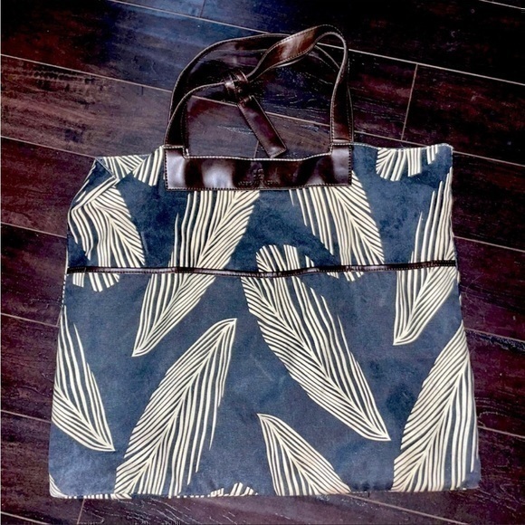Bcbg MaxAzria large tote, nwt! - Picture 1 of 9